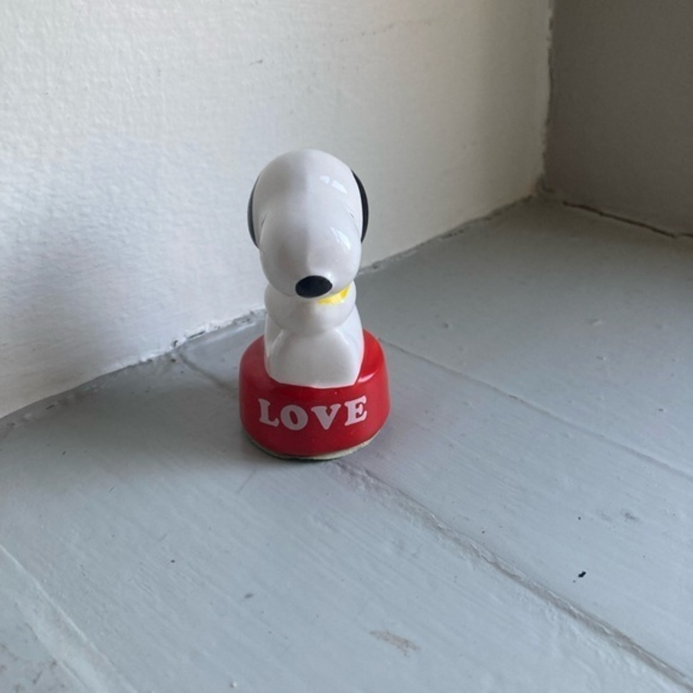 Vintage 1972 Ceramic Snoopy Figurine United Feature Syndicate Love